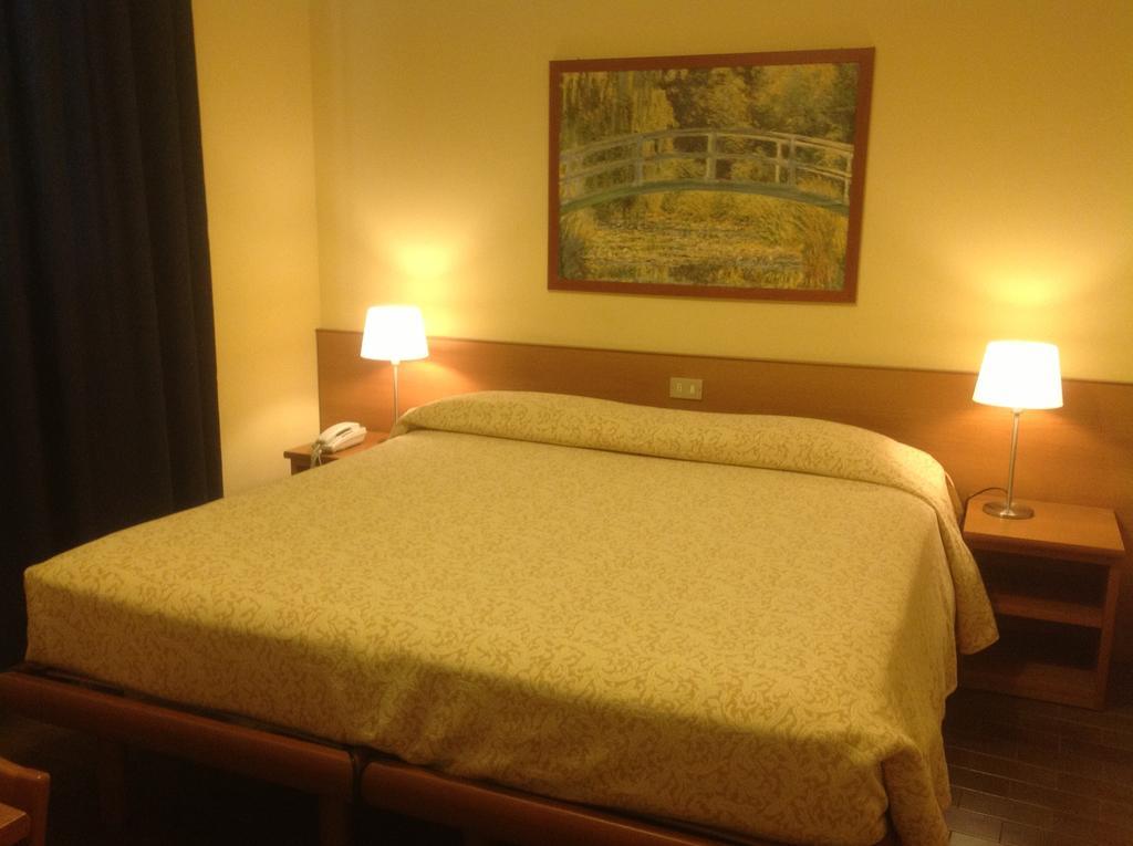Antica Trattoria Dell'Uva Hotel Monza Bagian luar foto